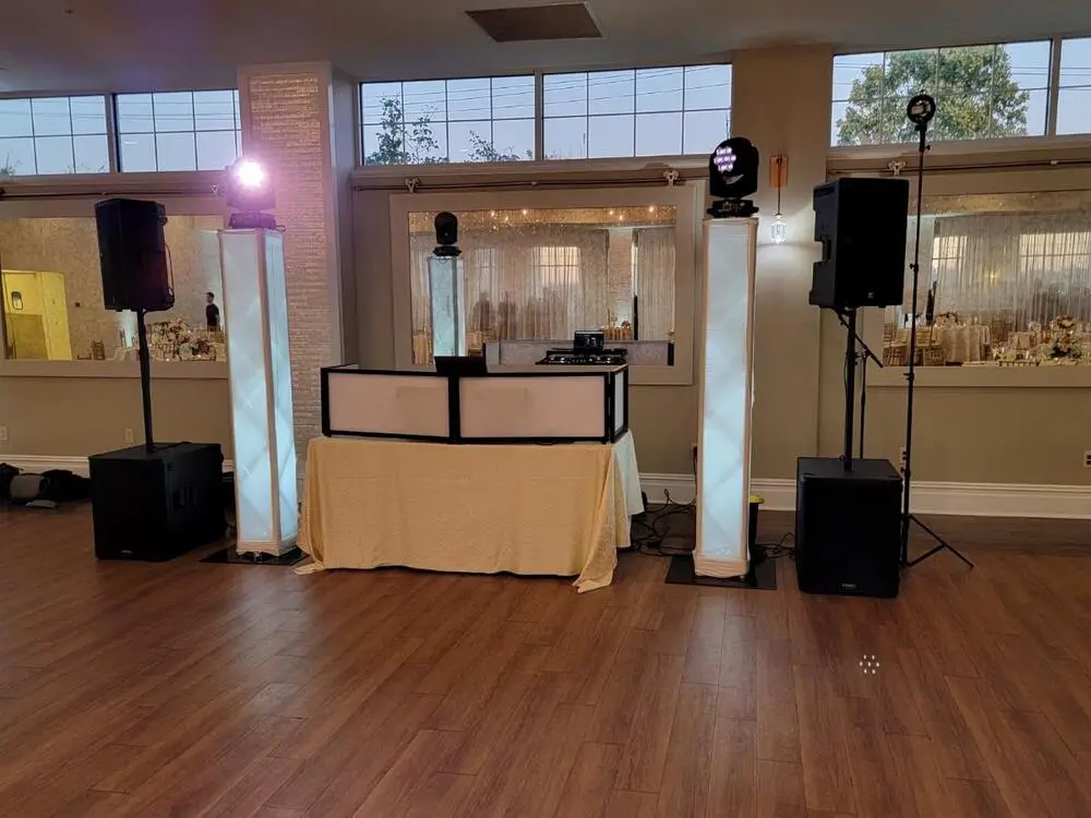 Rhode Island Wedding DJ, RI Wedding DJ, Wedding DJ with Photo Booth and Lighting